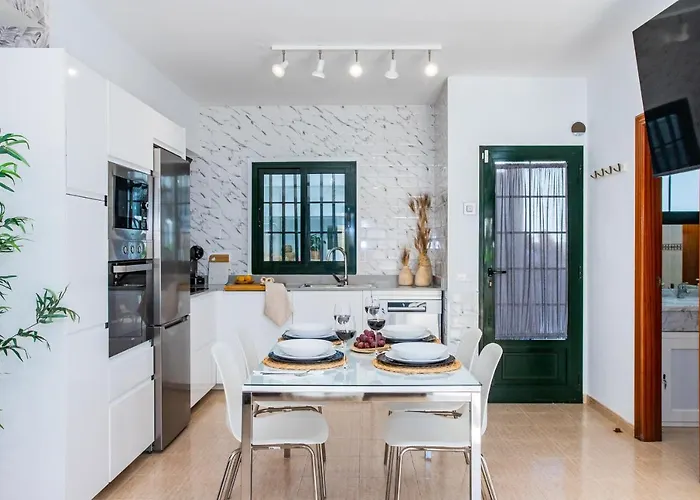 בית נופש Casa Evelyn Piscina Climatizada פלאיה בלנקה